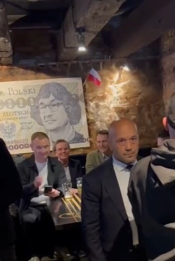 Samuel Pereira (@sampereira_) on Twitter photo Za samo uczestnictwo w imprezie urodzinowej Mazurka - Budka i Siemoniak zostali zawieszeni i zmuszeni przez <a href="/donaldtusk/">Donald Tusk</a> do złożenia rezygnację z pełnionych funkcji w partii.
Będzie teraz kara dla Trzaskowskiego, Sikorskiego, Paprockiej i Nitrasa, czy to „niedobra porównywać”? Za samo uczestnictwo w imprezie urodzinowej Mazurka - Budka i Siemoniak zostali zawieszeni i zmuszeni przez <a href="/donaldtusk/">Donald Tusk</a> do złożenia rezygnację z pełnionych funkcji w partii.
Będzie teraz kara dla Trzaskowskiego, Sikorskiego, Paprockiej i Nitrasa, czy to „niedobra porównywać”?