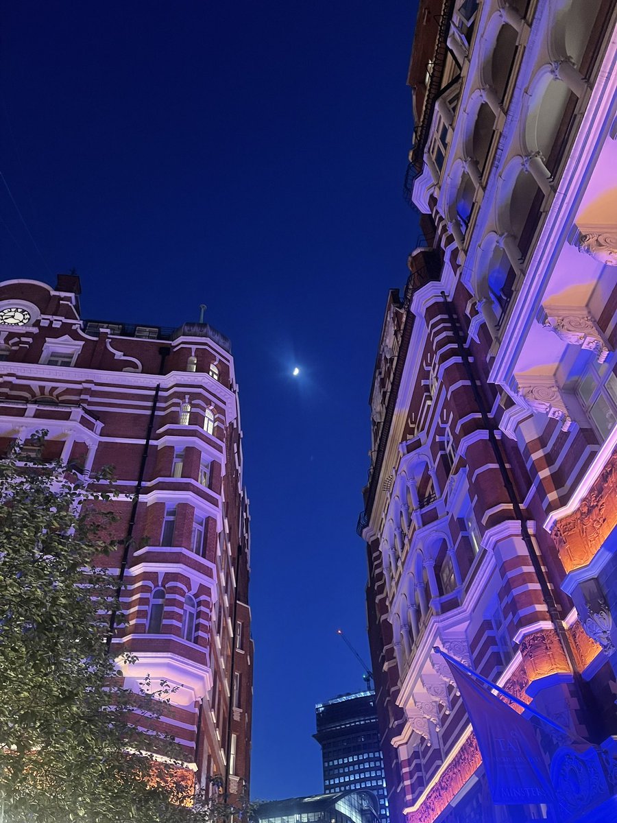 खुद के घाव भरने वाले लोग संघर्ष से नहीं कतराते क्योंकि एक भावुक हृदय जितनी बार छला गया हैं उतना ही कठोर बनता गया हैं...!