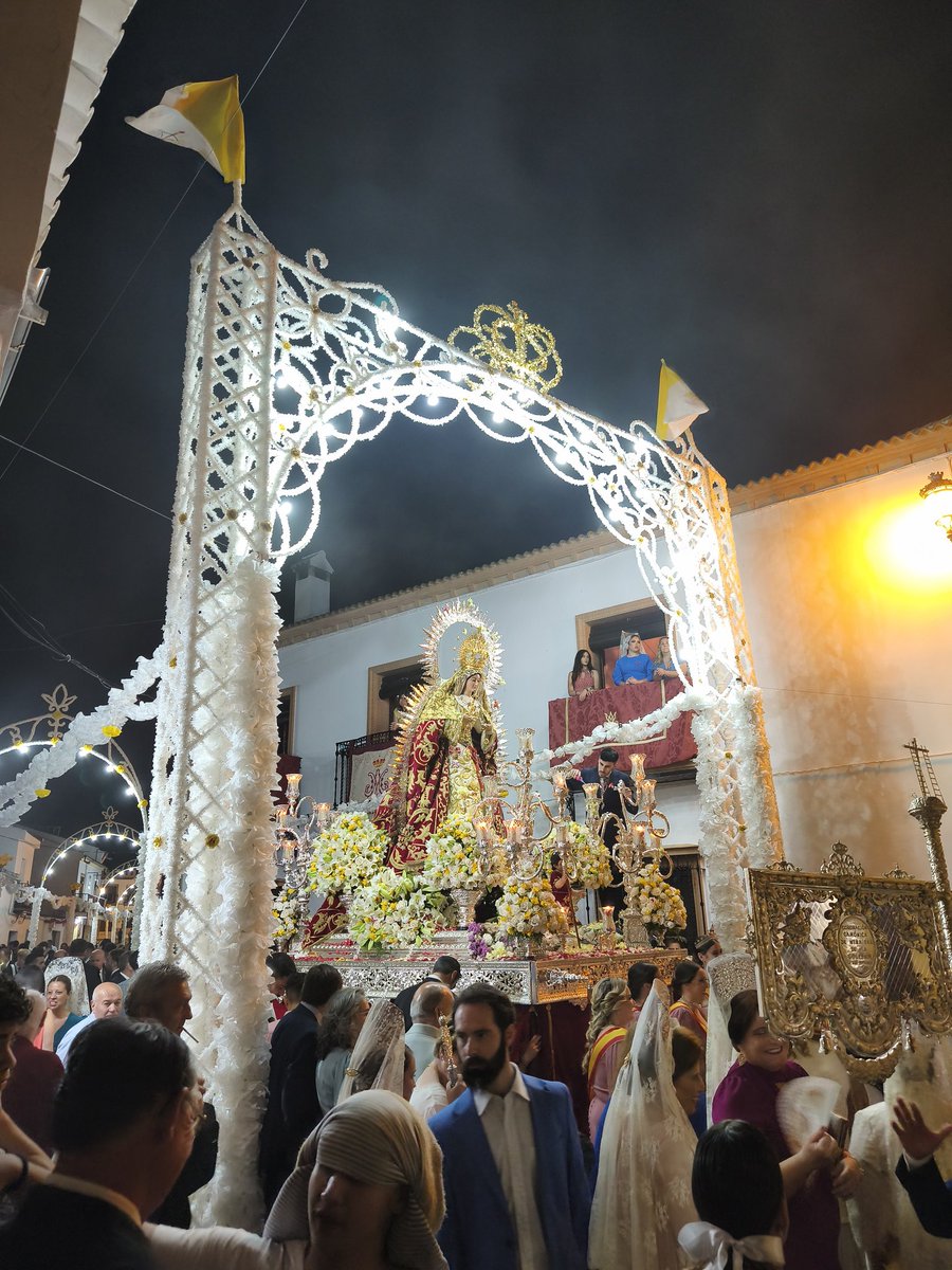 🔴 PROCESIÓN | 23:05 | Vivas y aplausos en la calle La Cruz, que no quiere despedirse de su Virgen de la Soledad.

#SoledadCoronadaHuévar