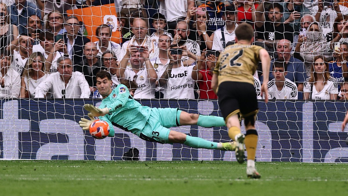 Fin a una temporada que en Liga nos sabe a poco 🔚.
Ligan nahikoa izan ez zaigun denboraldi baten amaiera 🔚.
El año que viene, una nueva temporada, una nueva Real ⬜️🟦
Datorren urtean, denboraldi berri bat, Real berri bat ⬜️🟦

Real Madrid 2⃣ ➖ 0⃣ Real Sociedad

#AurreraReala