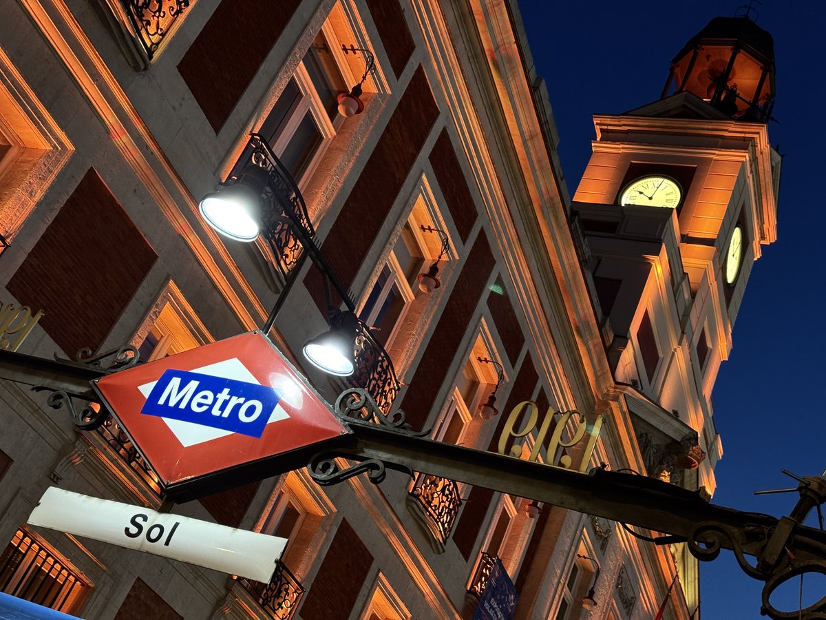 🟠 La Comunidad de Madrid ilumina de naranja la fachada de la Real Casa de Correos para conmemorar el Día Nacional de la Epilepsia.

#DíaNacionaldelaEpilepsia

+Info: c.madrid/pcdfs