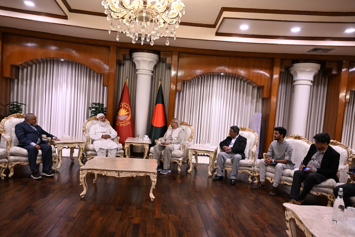 Wasifvibes's tweet photo. π§π© After deciding not to resign from the post of Chief Advisor, Dr. Muhammad Yunus sat down for discussions with the heads of all political parties in Bangladesh...One of the topics of the meeting was to thwart Indian conspiracies.
#muhammadyunus #IndiaOut #RAWOut #NewBangladesh https://t.co/SZLoTAUaMv