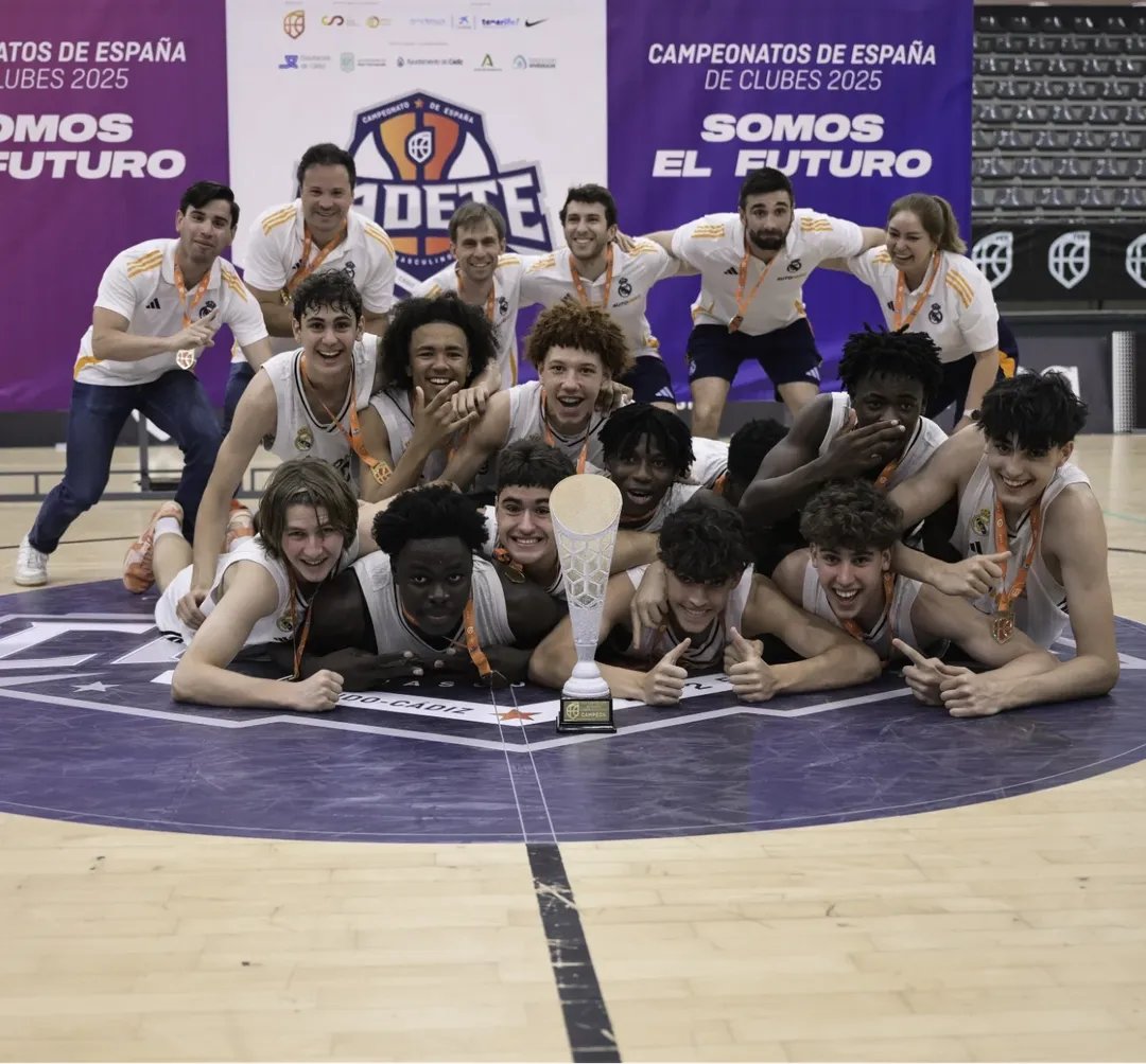 Cantera_Basket's tweet photo. 📸 CAMPEONES DE ESPAÑA‼️

🏆 #FEBCadeteF2025 👉 Valencia Basket
🏆 #FEBCadeteM2025 👉 Real Madrid

#FEBCadete2025 #SomosEquipo #Cantera https://t.co/3yzQ53DNqD