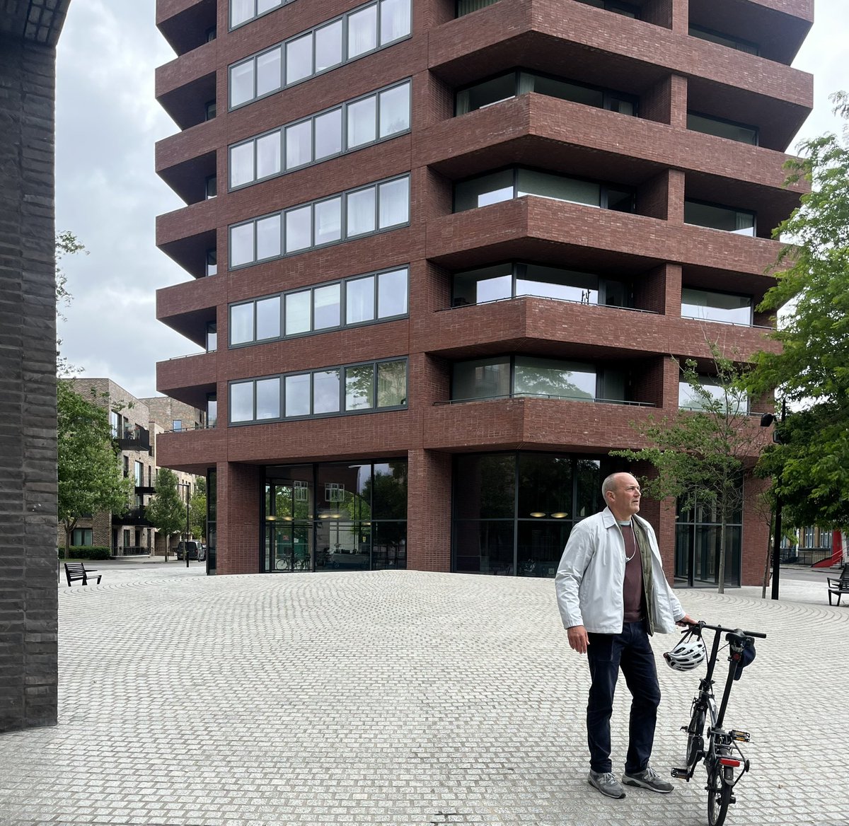 PhilipThalis's tweet photo. New work cross-subsidised by construction of 2 new market housing towers, design with #chipperfield.
All brick inside & out, facades, foyers, balconies.
Such well resolved apartment plans within small footprint hexagonal forms, made of different bricks & unequal height.
Exemplar https://t.co/qBTLNeu0S6