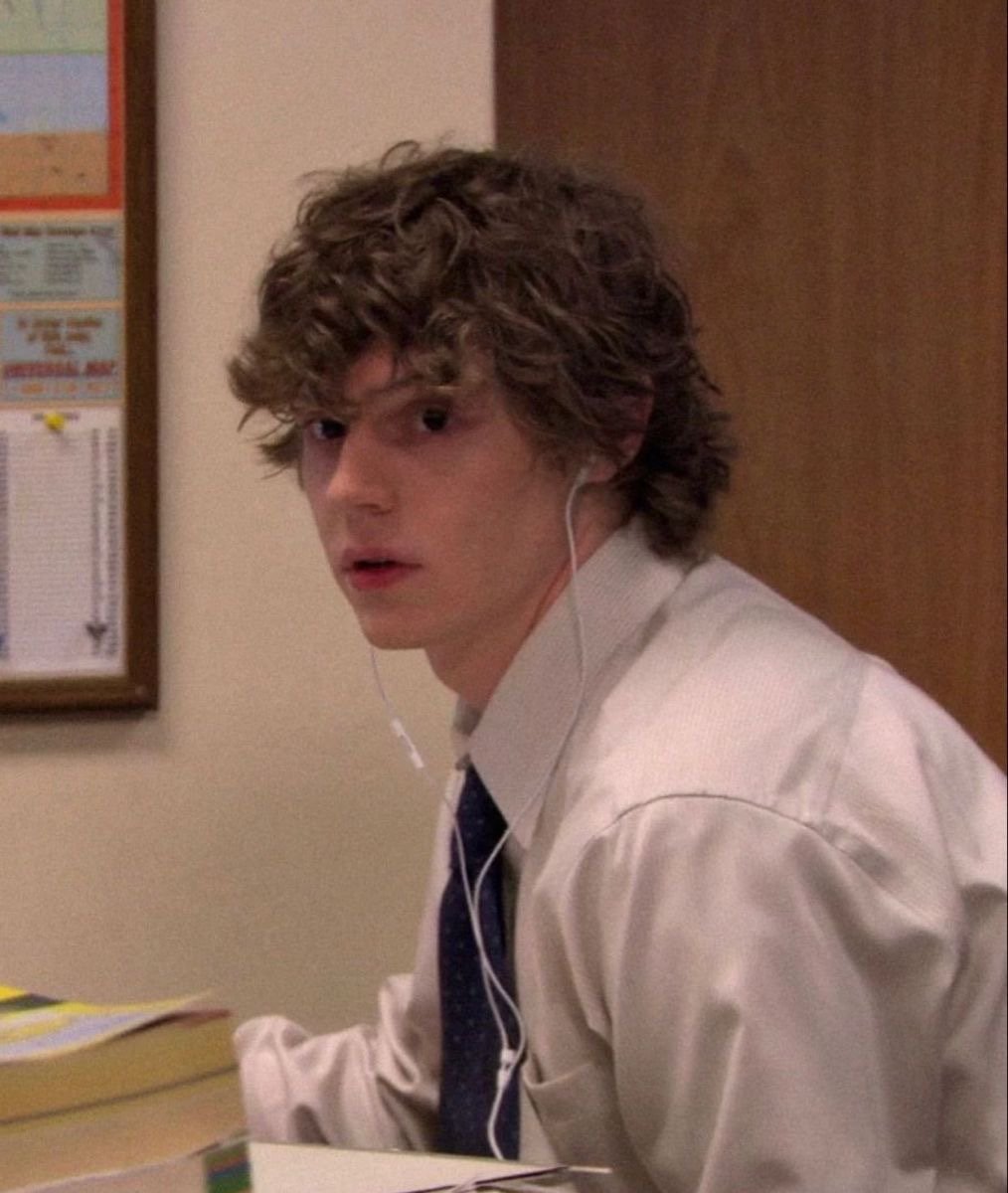 TheCinesthetic's tweet photo. Evan Peters in The Office https://t.co/jmzO54OSpO