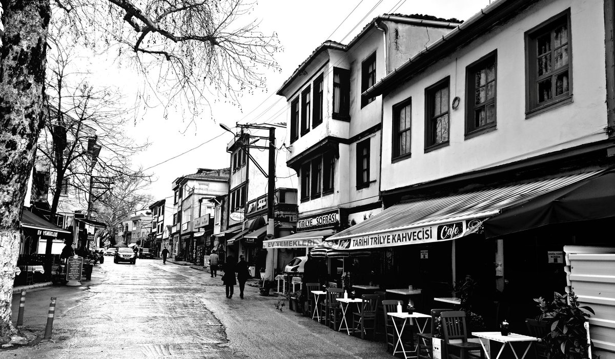 AldasEnver's tweet photo. FANTEZİ

Kendini savurarak geçeridin yollardan, 
kimsede yok idin neş'en.
Adımlarda titretirdi vücudunun heryeri, 
bende titrerdim birden. 
Yıllar sonra aklıma, geliverdin nedense
 geçtiğin yollara gittim;
Bekledim, bekledim beyhude,
neden geçmedin Gülşen?
 
Tirilye / Bursa. S.O https://t.co/toSxmBk14I