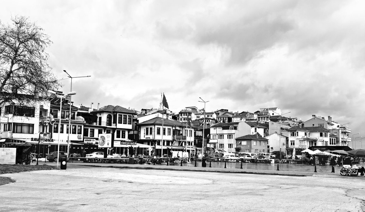 AldasEnver's tweet photo. FANTEZİ

Kendini savurarak geçeridin yollardan, 
kimsede yok idin neş'en.
Adımlarda titretirdi vücudunun heryeri, 
bende titrerdim birden. 
Yıllar sonra aklıma, geliverdin nedense
 geçtiğin yollara gittim;
Bekledim, bekledim beyhude,
neden geçmedin Gülşen?
 
Tirilye / Bursa. S.O https://t.co/toSxmBk14I