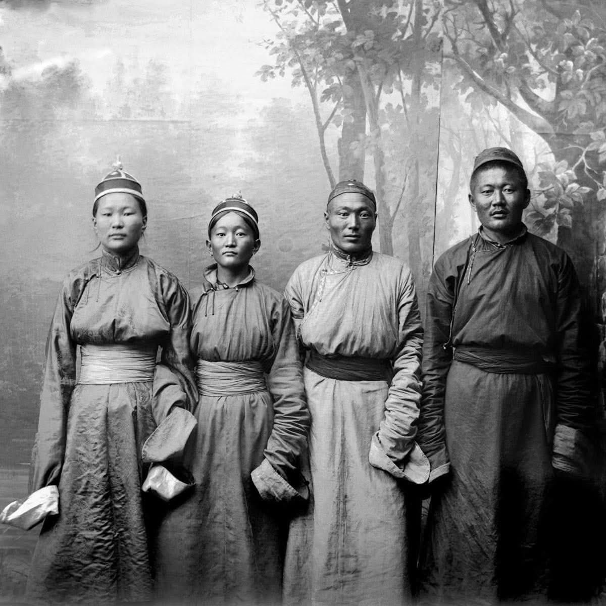 М.Г.Торновский “Монголуудтайгаа би Лиссабон ч хүрнэ” Барон Унгерн /орчуулсан Ж.Нэргүй. Улаанбаатар хот. 2011 он/ номдоо:

"...Монголчуудын гадаад төрх их аятайхан. Ихэнх нь гоолиг цэх нуруутай, туранхайвтар, боровтор өнгийн арьс, зөв сайхан, элдэв согог гажиггүй нүүр царай,