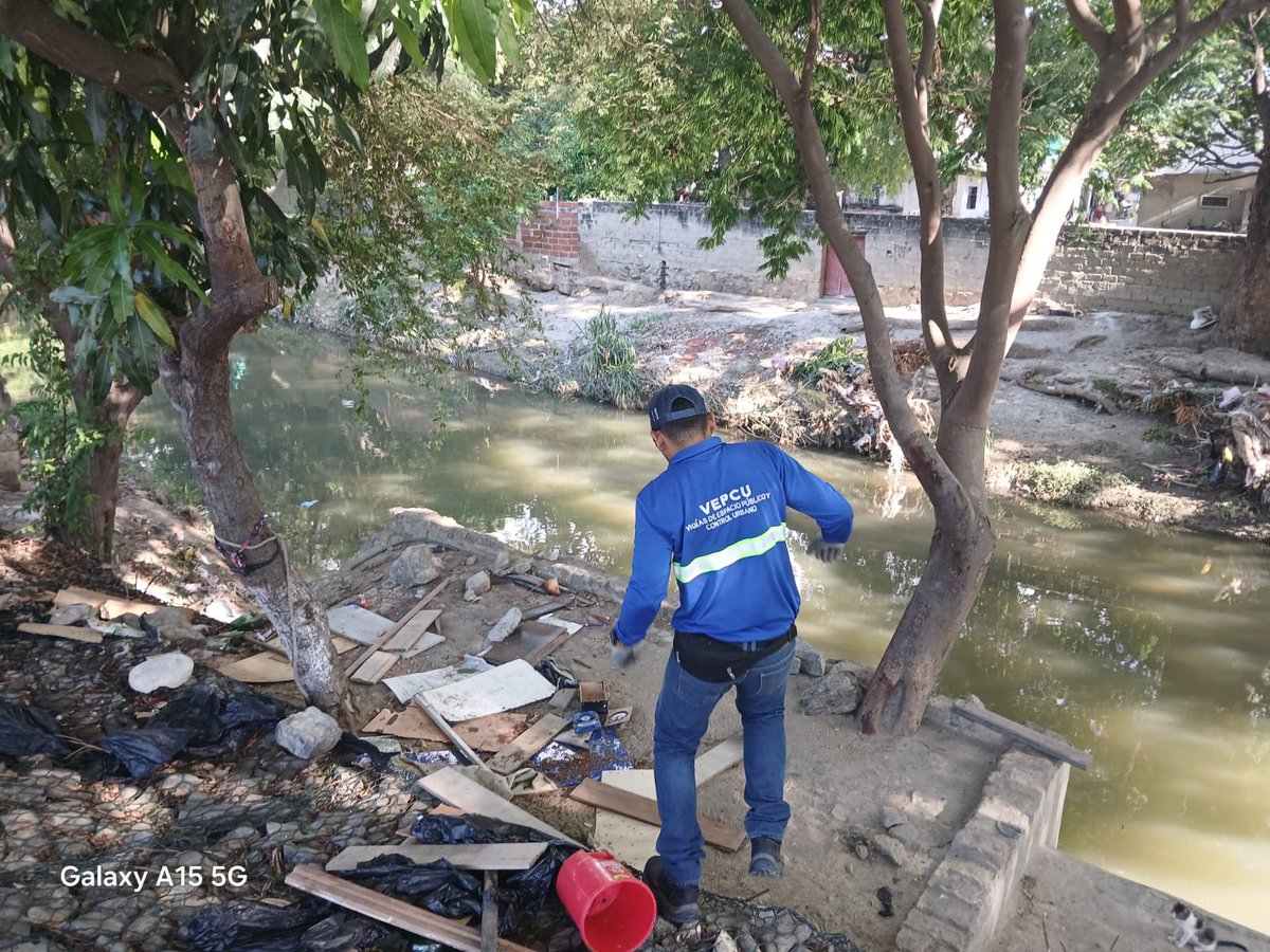 Desde la secretaría de Gobierno, por medio del equipo <a href="/Vepcu_smr/">Vepcu_smr</a> realizamos intervención en la ronda del río Manzanares, a la altura de la calle 30, donde se instalaron  unos cambuches improvisados, los cuales fueron retirados con el acompañamiento de <a href="/PoliciaStaMarta/">Policía Metropolitana de Santa Marta</a>
