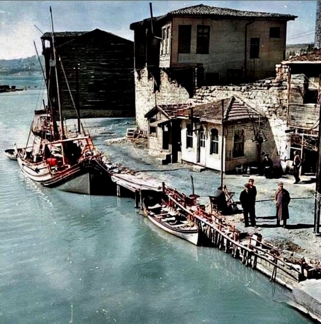 Göksu Creek, Anadolu Hisarı, İstanbul, 1937

Photo from İSTANBUL’UN GEÇMİŞTEN GÜNÜMÜZE MASAL GİBİ FOTOĞRAFLARI