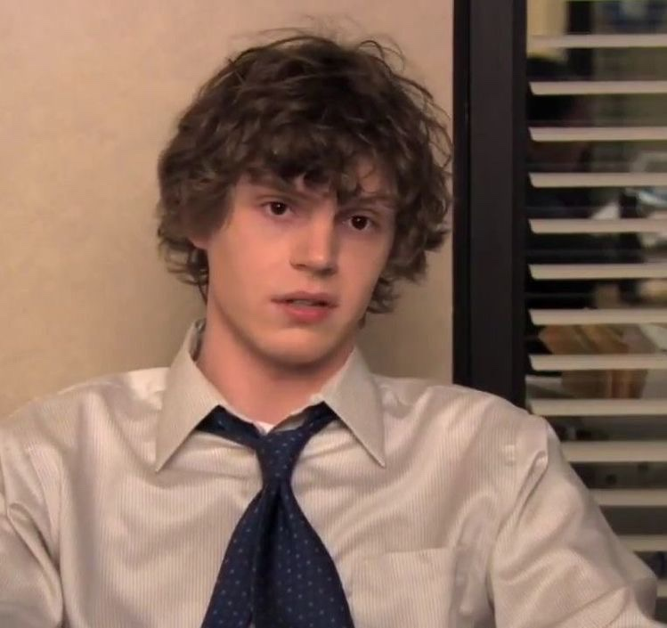 TheCinesthetic's tweet photo. Evan Peters in The Office https://t.co/jmzO54OSpO