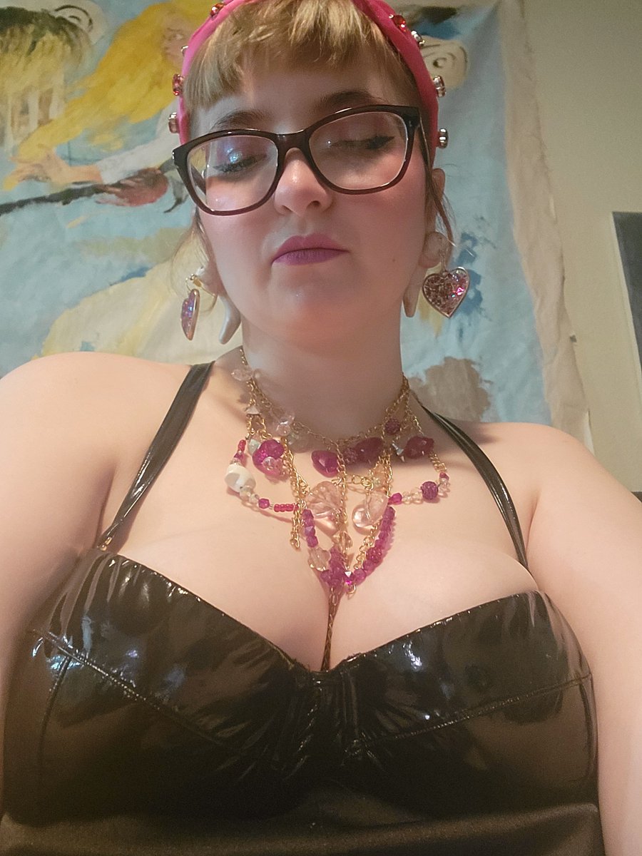 MerlotBella's tweet photo. If you wanna see more check out my bio! I'll try to post content semi regularly https://t.co/gZ7sGC6PFq