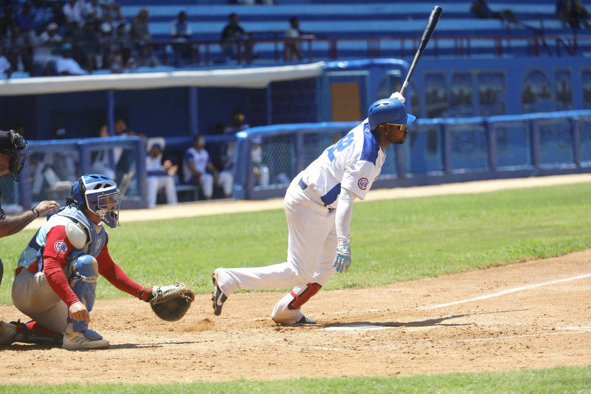 jit_digital's tweet photo. En sábado de Ejercicio #Meteoro2025 y tomas deportivas #SiempreJoven, el presidente de #InderCuba Osvaldo Vento Montiller también dedicó tiempo a la semifinal de la #IIILEBC. Juego Tigres-Leones en el Estadio Latinoamericano.
#Beisbol
#BeisbolCubano https://t.co/5vcfB3YaRZ