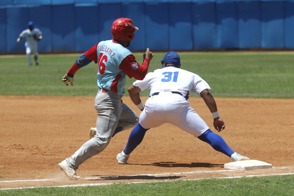 jit_digital's tweet photo. En sábado de Ejercicio #Meteoro2025 y tomas deportivas #SiempreJoven, el presidente de #InderCuba Osvaldo Vento Montiller también dedicó tiempo a la semifinal de la #IIILEBC. Juego Tigres-Leones en el Estadio Latinoamericano.
#Beisbol
#BeisbolCubano https://t.co/5vcfB3YaRZ