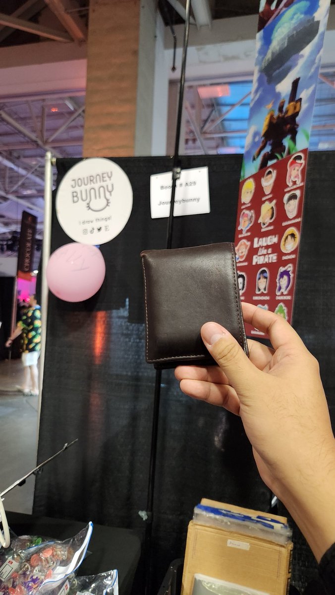 Hey #Dreamhack, does this look familiar? Come back to A29 in artist alley so i can return it to you!