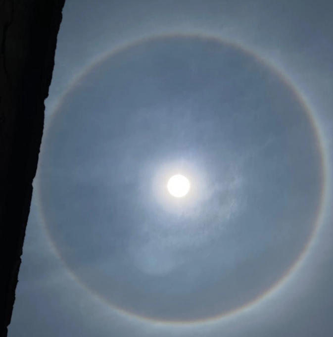 🌈 Durante la tarde, en la CDMX apreció un halo solar que dejó un espectáculo que es mucho más común en otoño e invierno.

elfinanciero.com.mx/cdmx/2025/05/2…

📸 redes sociales