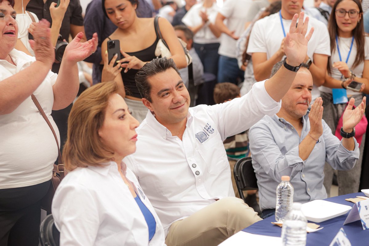 FeliFerMacias's tweet photo. ¡Gracias presidente @MartinArango por invitarme este sábado con la familia panista!

Estamos listos para trabajar en equipo con el gobernador @makugo para los próximos retos. https://t.co/CsrrQtIG4F