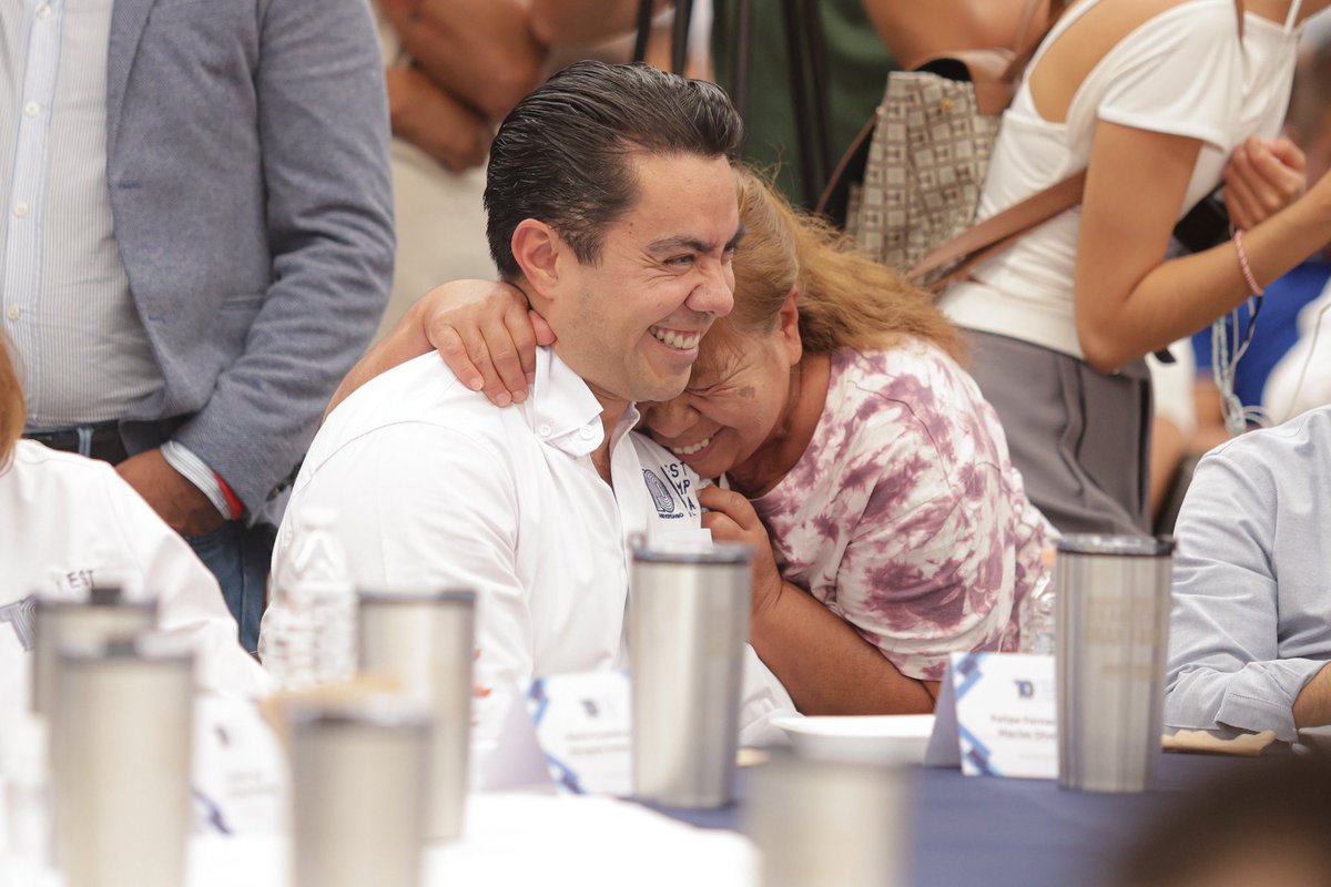 FeliFerMacias's tweet photo. ¡Gracias presidente @MartinArango por invitarme este sábado con la familia panista!

Estamos listos para trabajar en equipo con el gobernador @makugo para los próximos retos. https://t.co/CsrrQtIG4F