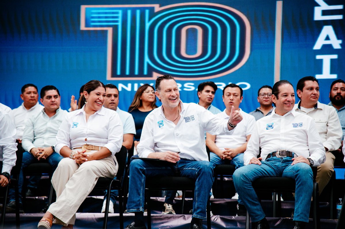 makugo's tweet photo. Los panistas de #Querétaro nos reunimos con orgullo por nuestra labor, ¡mirando hacia delante!

Los gobiernos del PAN son competitivos gracias a su trabajo eficiente y cercano, que pone en el centro a las familias queretanas dándoles resultados una y otra vez, demostrando así que formamos un partido unido, potente y ganador, ¡con espíritu de servicio y pasión por nuestro estado!