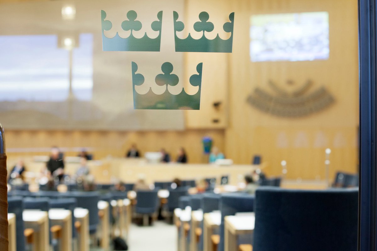 After many political debates, on this day, in 1919, the 🇸🇪 parliament decided on universal and equal voting rights for women and men. Today, women make up nearly half of all members of the Swedish parliament, making it one of the most gender-equal legislatures in the world.