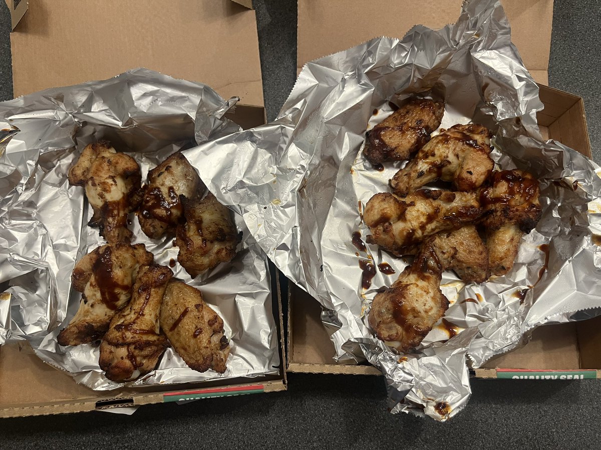 evbeautyuk's tweet photo. @PapaJohnsUK all I fancied to eat tonight was your bbq chicken wings and this is how they’ve turned up?? Where’s the bbq sauce?? So disappointing after a long day. I ordered from the Lincoln High Street store. https://t.co/cYrEagyml4