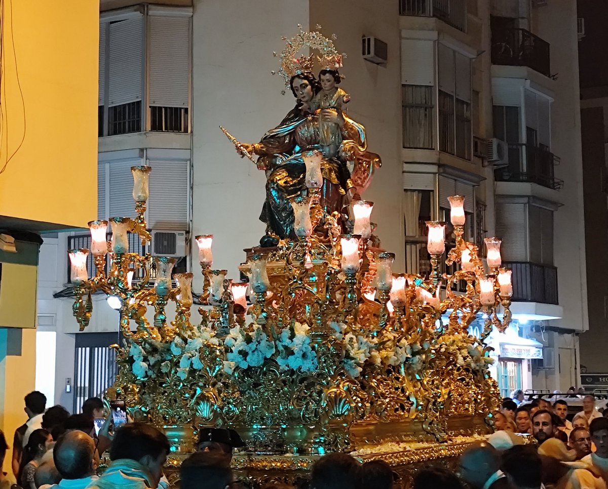 Feliz día de #Mariaauxiliadora  🩷🩵
<a href="/AuxiTriana/">Auxiliadora de Triana</a>