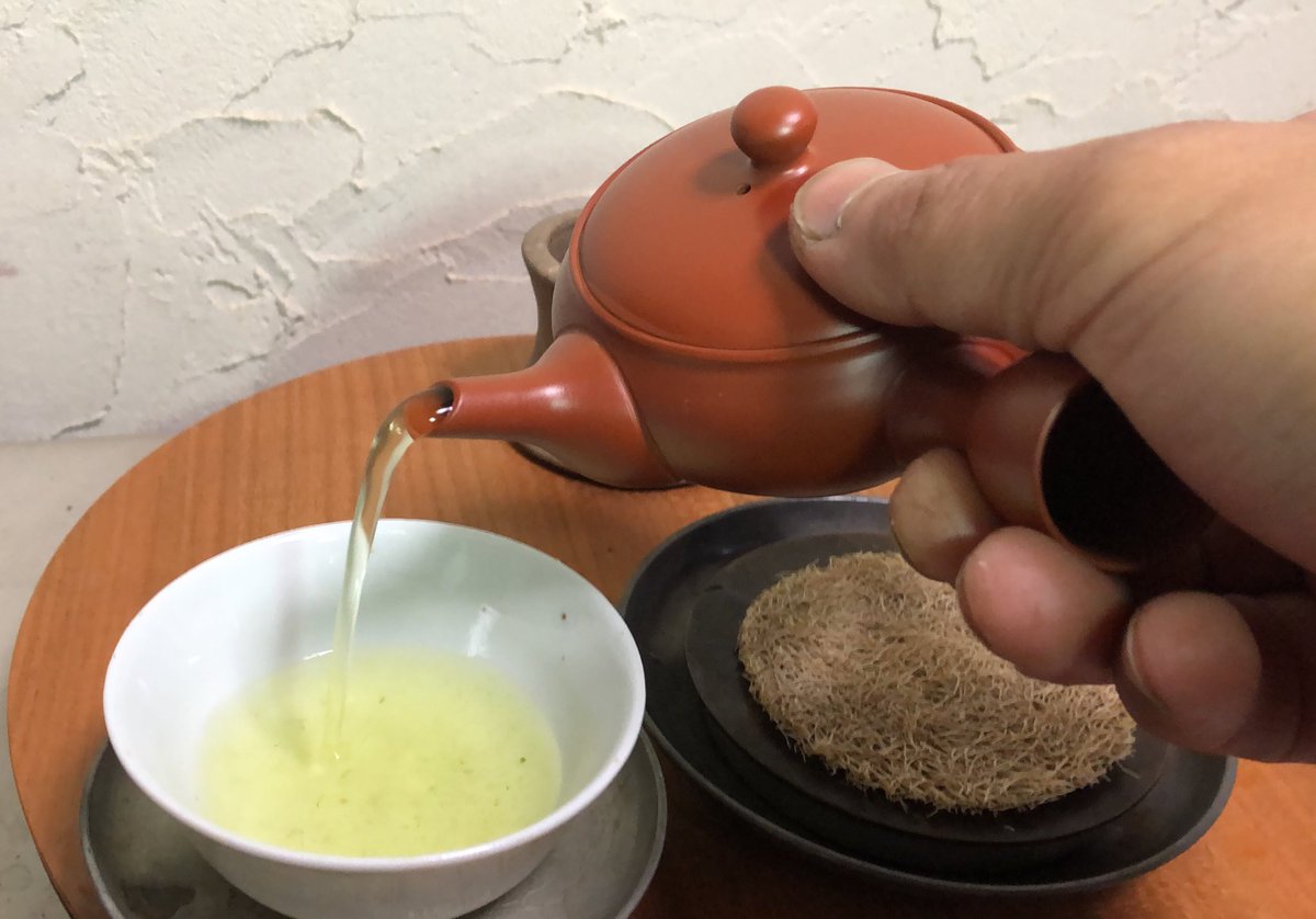 それぞれ完成されたものを混ぜているだけ。あさぎり2:もえぎ1🍃食卓でこのようにして飲んでいることが多かった。しかしこの急須をこの頻度で使うことになるとは思ってもみなかった。急須とはわからない🫖４枚目ちょっと傾けただけで勢いよく湯が切れていることがわかるだろう。急須とはわからない🤔