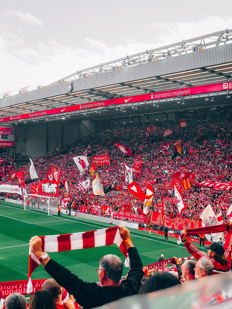 rincon_anfield's tweet photo. Mañana es un día para celebrar, para los que están aquí desde hace décadas y para los que están aquí desde hace meses, para los escépticos y para los soñadores, para el gruñón y para el más aprensivo, para el que se muere de los nervios en cada partido y para el que está más frío que el hielo.

Mañana no hay distintos. Mañana no hay penas. Mañana celebramos por lo que llevamos empujando tanto tiempo. Abrazaos, reíd, llorad y, como siempre, no dejéis de soñar. 

Entonad el himno, juntaos con amigos o encerraos en el sitio de siempre. El Liverpool somos todos nosotros. Su afición. Su cultura. Su gente. Y Liverpool es nuestra casa. 

Sé que muchos tenéis mucho que contar. No dejéis de hacerlo. El fútbol es del aficionado, es de sus jugadores y de la cultura que lo envuelve. 

Por los que vienen. Por los que se van. 

Contra todo. Contra todos. Juntos. Nos caemos y nos levantamos. Con la putísima victoria. 

Walk on. 

Os quiere, X. 

#LFC #YNWA