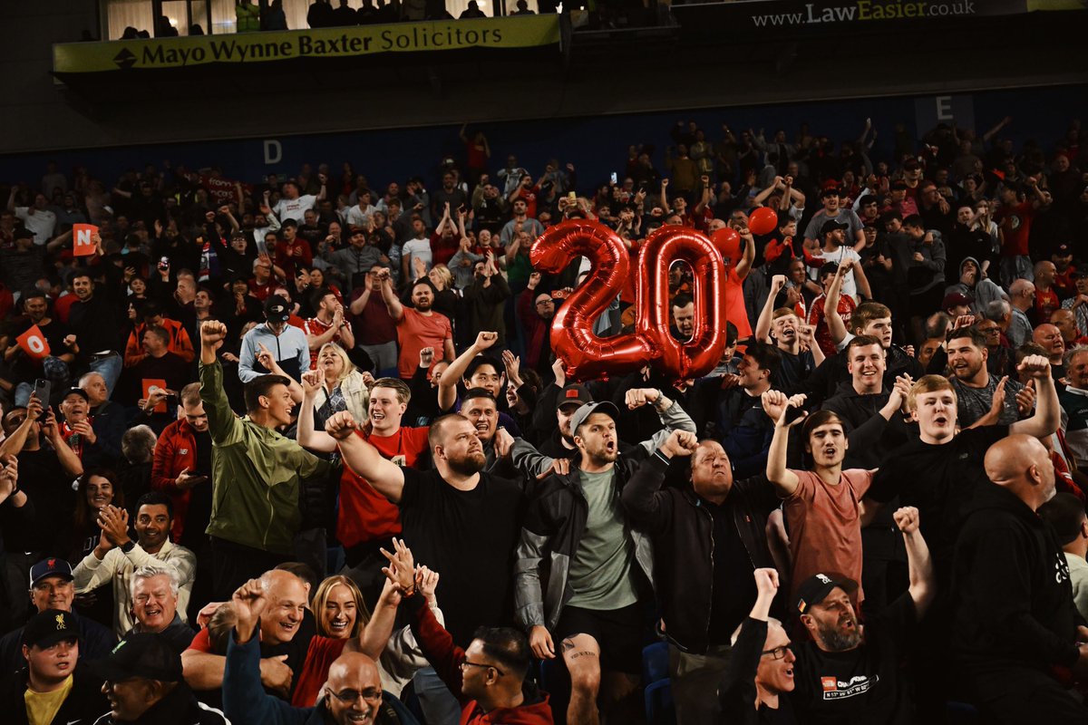 rincon_anfield's tweet photo. Mañana es un día para celebrar, para los que están aquí desde hace décadas y para los que están aquí desde hace meses, para los escépticos y para los soñadores, para el gruñón y para el más aprensivo, para el que se muere de los nervios en cada partido y para el que está más frío que el hielo.

Mañana no hay distintos. Mañana no hay penas. Mañana celebramos por lo que llevamos empujando tanto tiempo. Abrazaos, reíd, llorad y, como siempre, no dejéis de soñar. 

Entonad el himno, juntaos con amigos o encerraos en el sitio de siempre. El Liverpool somos todos nosotros. Su afición. Su cultura. Su gente. Y Liverpool es nuestra casa. 

Sé que muchos tenéis mucho que contar. No dejéis de hacerlo. El fútbol es del aficionado, es de sus jugadores y de la cultura que lo envuelve. 

Por los que vienen. Por los que se van. 

Contra todo. Contra todos. Juntos. Nos caemos y nos levantamos. Con la putísima victoria. 

Walk on. 

Os quiere, X. 

#LFC #YNWA