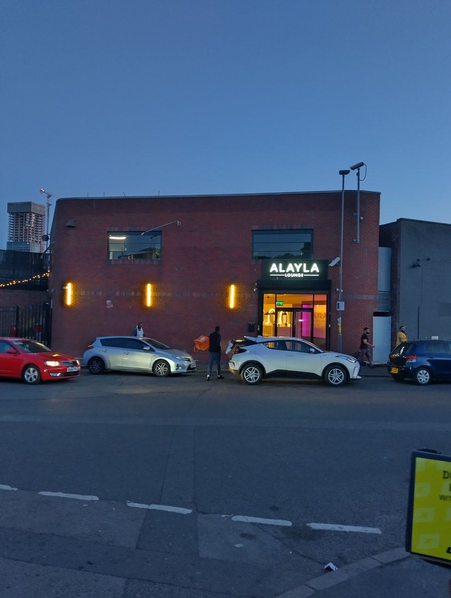 JFenton_R's tweet photo. There's a part of Birmingham that has such a mishmash of uses it's absolutely crazy, but I love it. Warehouses alongside fine dining, street food pop-ups and Eritrean lounges. https://t.co/l6q6wTx3l8