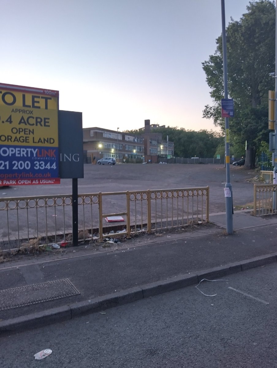 JFenton_R's tweet photo. Then there's also a MUGA, (actually in use and a massive car park earmarked for high rise development. https://t.co/236XDzupIO