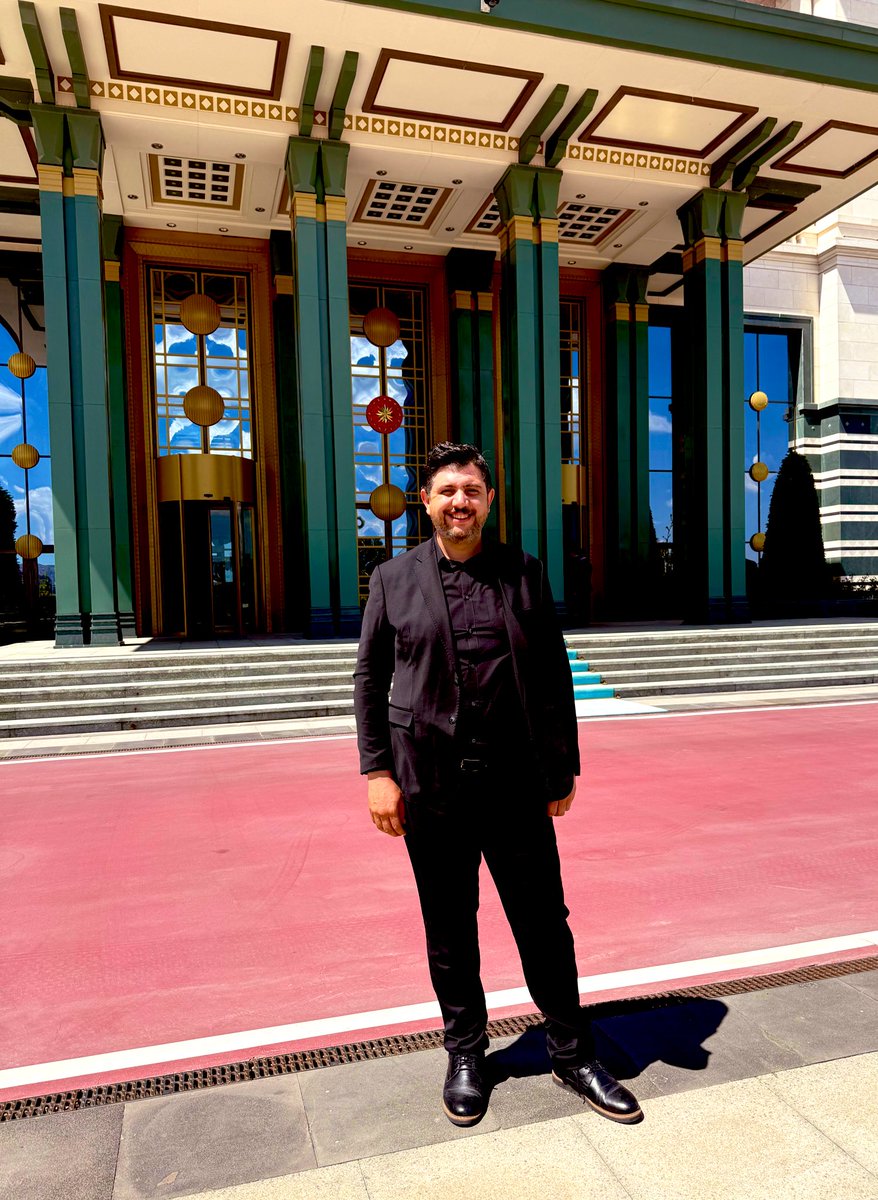 faysalkarahann's tweet photo. 📍 Beştepe Cumhurbaşkanlığı Külliyesi, Ankara

Ankara BİNYAR Derneği’nin yeni yönetimi olarak, Cumhurbaşkanı Yardımcımız, kıymetli hemşehrimiz ve derneğimizin kurucularından Sayın Cevdet Yılmaz’ı Beştepe Cumhurbaşkanlığı Külliyesi’nde ziyaret ettik.

Ziyaretimizde karşılıklı hayırlı olsun dileklerimizi ilettik. Sayın Cumhurbaşkanı Yardımcımız’ın samimi yaklaşımı ve içten misafirperverliği bizleri ayrıca memnun etti.

Görüşmemizde Bingöl adına yapılabilecek projelerden, kültürden sanata, sağlıktan eğitime kadar pek çok önemli konuyu kapsamlı şekilde ele alma fırsatı bulduk. Kendisi, zengin hayat tecrübeleri ve derin bilgi birikimiyle, ülkemiz ve Bingöl için taşıdığı ileri görüşlü ve ilerici ideallerini samimiyetle paylaştı.

Sayın Yılmaz’ın toplumsal öncülüğü ve reformist yaklaşımı, Bingöl’ün ve ülkemizin kalkınması yolunda büyük bir güç ve umut kaynağıdır. Hemşehrilerimize olan bağlılığı ve sivil toplumla kurduğu güçlü diyalog, bu misyonun en önemli göstergesidir.

Her zaman olduğu gibi bu değerli ve verimli buluşmada da gösterdiği yakın ilgi, rehberlik ve destek için kendisine şahsım adına teşekkür ediyor, bundan sonra da başarılarının devam etmesini diliyorum.