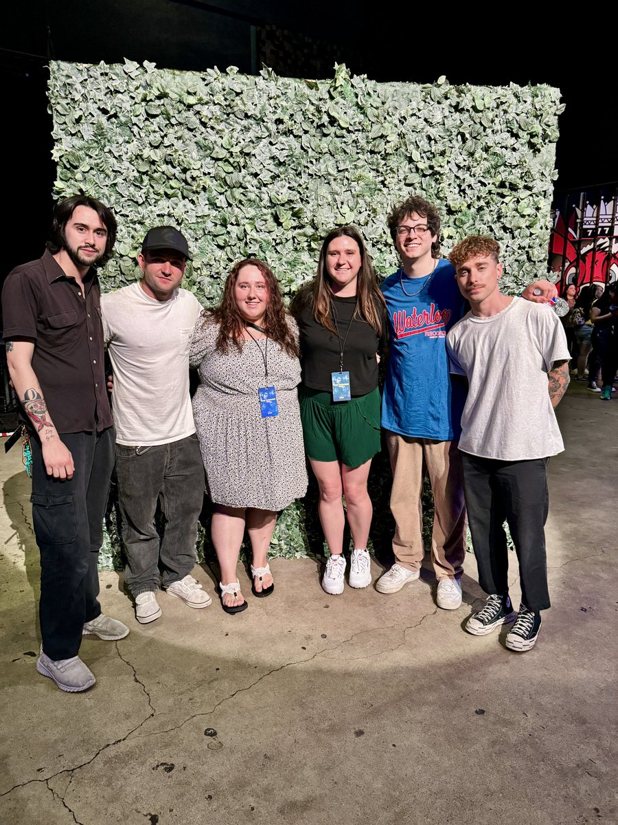 alycat1210's tweet photo. JUST MET THE WRECKS!!!!! 😭❤️ https://t.co/JdcSIevE8D