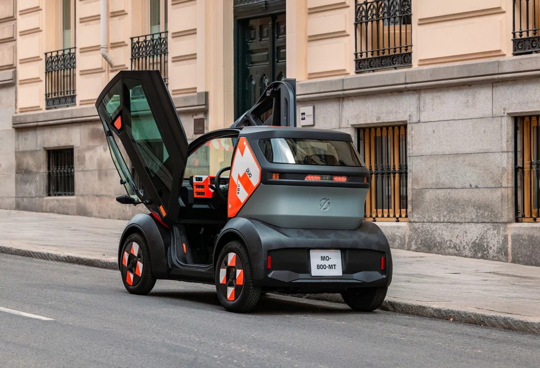 turbo7web's tweet photo. 🚗⚡ Renault'nun 9.800 euro'luk yeni elektrikli aracı Avrupa'da satışa çıktı!

Fransız otomobil üreticisi Renault'nun en uygun fiyatlı elektrikli aracı Mobilize Duo, Avrupa pazarında yerini aldı. En ilginç yanı: Bazı ülkelerde ehliyetsiz bile kullanılabilmesi! 🇪🇺

📏 Kompakt Tasarım:

🔹 Sadece 2.43 metre uzunluğunda, iki kişilik
🔹 Lamborghini tarzı üste doğru açılan kapılar
🔹 Yolcu sürücünün hemen arkasında oturuyor

📱 Teknoloji ve Donanım:

🔹 İnce dijital gösterge paneli, multimedya ekranı olarak USB üzerinden bağlanan telefon kullanılıyor
🔹 Klima, Bluetooth, koltuk ısıtma ve direksiyonda hava yastığı mevcut

⚡ Model Seçenekleri:

👉 Mobilize Duo 45: 8 beygir gücünde, maksimum 45 km/s hız, fiyat 9.798 euro. Bazı Avrupa ülkelerinde 16 yaşından itibaren ehliyetsiz kullanılabiliyor.
👉 Mobilize Duo 80: 16 beygir, 80 km/s maksimum hız, fiyat 11.798 euro. Ehliyet gerektiriyor.

🔋 Batarya ve Performans:

Her iki modelde de 10.3 kWh batarya var. Menzil 160 km. Dönüş çapı 6.8 metre.

Renault Mobilize Duo, şehir içi kısa mesafeler için pratik ve ekonomik bir çözüm sunuyor.