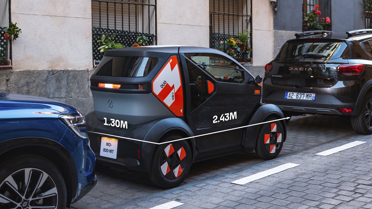 turbo7web's tweet photo. 🚗⚡ Renault'nun 9.800 euro'luk yeni elektrikli aracı Avrupa'da satışa çıktı!

Fransız otomobil üreticisi Renault'nun en uygun fiyatlı elektrikli aracı Mobilize Duo, Avrupa pazarında yerini aldı. En ilginç yanı: Bazı ülkelerde ehliyetsiz bile kullanılabilmesi! 🇪🇺

📏 Kompakt Tasarım:

🔹 Sadece 2.43 metre uzunluğunda, iki kişilik
🔹 Lamborghini tarzı üste doğru açılan kapılar
🔹 Yolcu sürücünün hemen arkasında oturuyor

📱 Teknoloji ve Donanım:

🔹 İnce dijital gösterge paneli, multimedya ekranı olarak USB üzerinden bağlanan telefon kullanılıyor
🔹 Klima, Bluetooth, koltuk ısıtma ve direksiyonda hava yastığı mevcut

⚡ Model Seçenekleri:

👉 Mobilize Duo 45: 8 beygir gücünde, maksimum 45 km/s hız, fiyat 9.798 euro. Bazı Avrupa ülkelerinde 16 yaşından itibaren ehliyetsiz kullanılabiliyor.
👉 Mobilize Duo 80: 16 beygir, 80 km/s maksimum hız, fiyat 11.798 euro. Ehliyet gerektiriyor.

🔋 Batarya ve Performans:

Her iki modelde de 10.3 kWh batarya var. Menzil 160 km. Dönüş çapı 6.8 metre.

Renault Mobilize Duo, şehir içi kısa mesafeler için pratik ve ekonomik bir çözüm sunuyor.