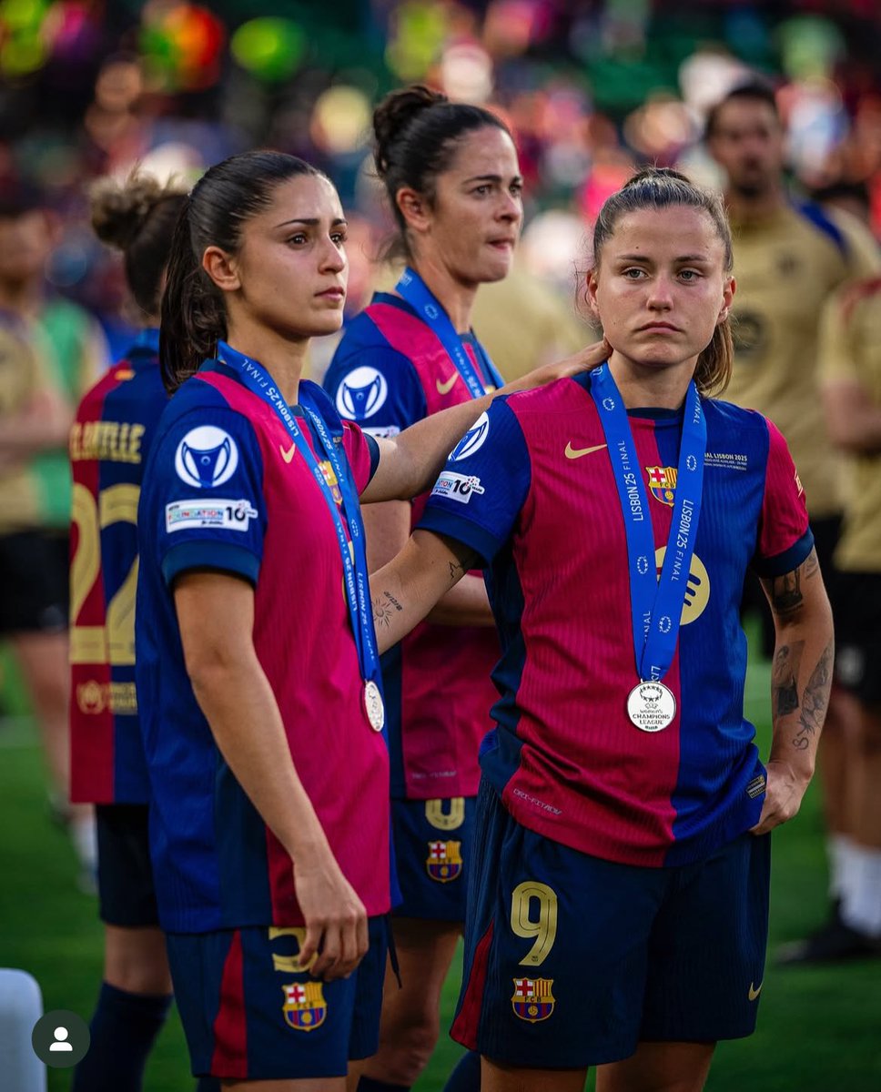 valcrnogorcevic's tweet image. doy mi vida por abrir los ojos y que sean las 8 de la mañana otra vez y esto no haya pasado