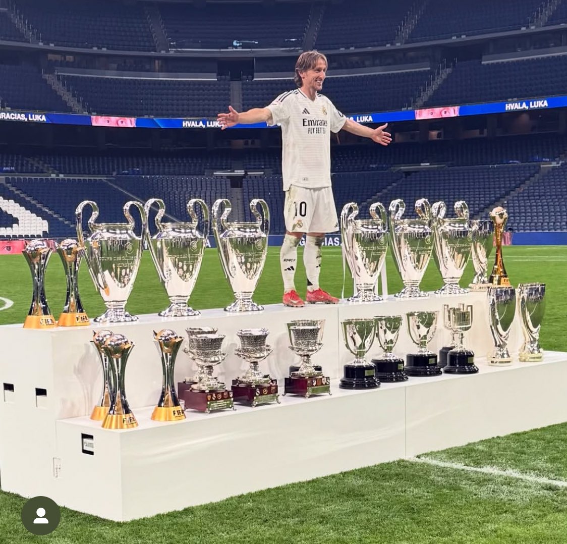 ab_ad96094's tweet photo. مودريتش، ملك الوسط وصانع السحر، اللاعب اللي يخلي الكرة تتكلم كرواتي! 💙🇭🇷⚽️وداعاً لوكا 😔 https://t.co/plOAAXZNlq