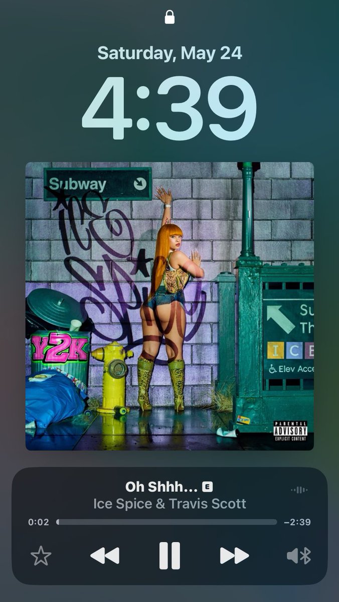 strawhatliame's tweet image. day 7; i walk thru this hole in the gate to get to the other side, which is quite bootiful