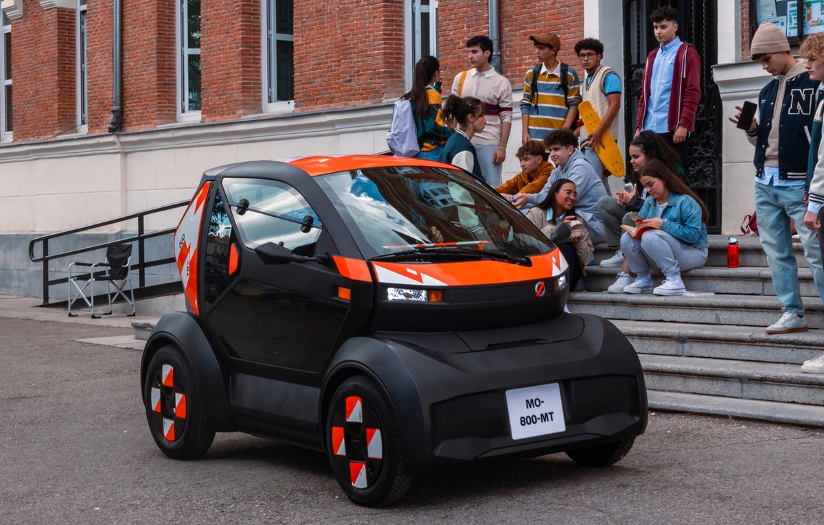 turbo7web's tweet photo. 🚗⚡ Renault'nun 9.800 euro'luk yeni elektrikli aracı Avrupa'da satışa çıktı!

Fransız otomobil üreticisi Renault'nun en uygun fiyatlı elektrikli aracı Mobilize Duo, Avrupa pazarında yerini aldı. En ilginç yanı: Bazı ülkelerde ehliyetsiz bile kullanılabilmesi! 🇪🇺

📏 Kompakt Tasarım:

🔹 Sadece 2.43 metre uzunluğunda, iki kişilik
🔹 Lamborghini tarzı üste doğru açılan kapılar
🔹 Yolcu sürücünün hemen arkasında oturuyor

📱 Teknoloji ve Donanım:

🔹 İnce dijital gösterge paneli, multimedya ekranı olarak USB üzerinden bağlanan telefon kullanılıyor
🔹 Klima, Bluetooth, koltuk ısıtma ve direksiyonda hava yastığı mevcut

⚡ Model Seçenekleri:

👉 Mobilize Duo 45: 8 beygir gücünde, maksimum 45 km/s hız, fiyat 9.798 euro. Bazı Avrupa ülkelerinde 16 yaşından itibaren ehliyetsiz kullanılabiliyor.
👉 Mobilize Duo 80: 16 beygir, 80 km/s maksimum hız, fiyat 11.798 euro. Ehliyet gerektiriyor.

🔋 Batarya ve Performans:

Her iki modelde de 10.3 kWh batarya var. Menzil 160 km. Dönüş çapı 6.8 metre.

Renault Mobilize Duo, şehir içi kısa mesafeler için pratik ve ekonomik bir çözüm sunuyor.