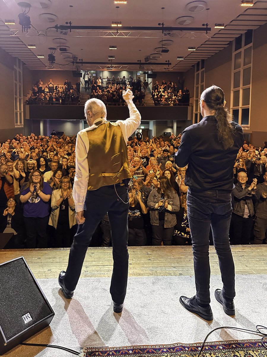 It was good to see you, Wolverhampton. Thank you for joining us. 

Tomorrow, the songbook tour continues at the Cheltenham Town Hall. 

UK second leg, Denmark, Norway and Ireland tickets: francisrossi.com/tour

#FrancisRossi #StatusQuo #UKTour #Denmark #Norway #Ireland