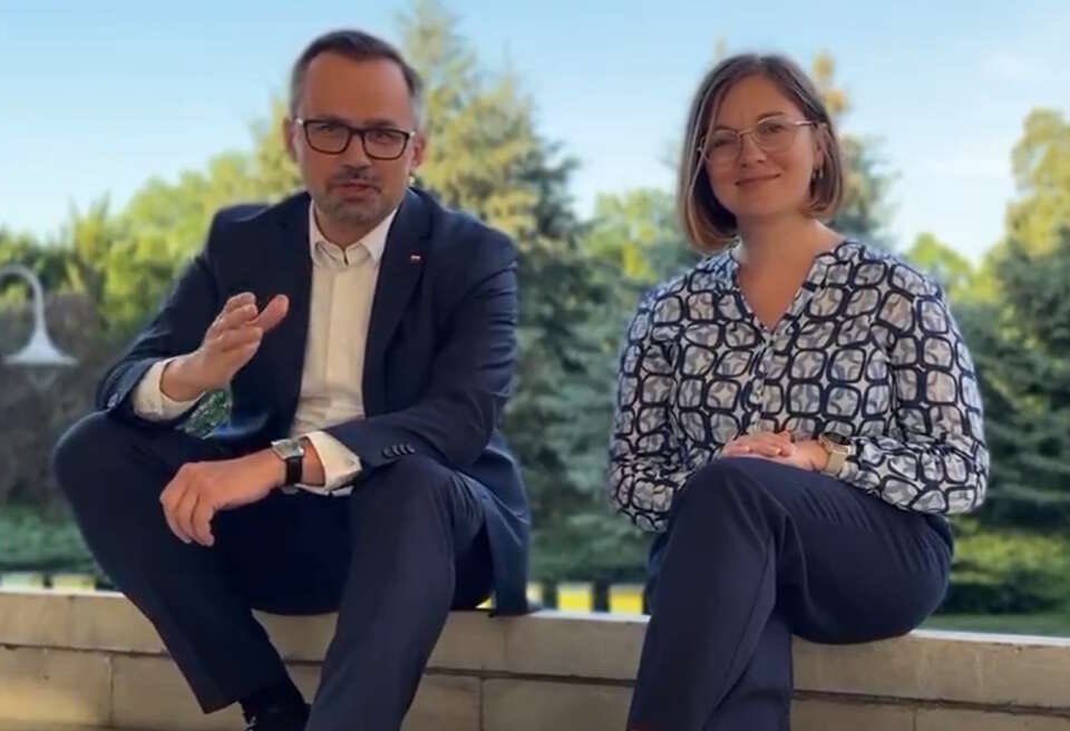 Postępowy liberał spotkał się na piwie z konserwatywnym liberałem, bo przecież dialog to fundament demokracji. Ale nie zapominajmy — lewica nie może rozmawiać z konserwatystami, bo przecież „tak się nie robi polityki”.