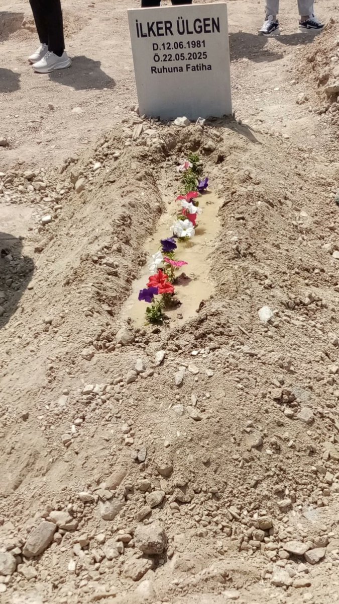 Ah İlker, ah kardeşim, inanamıyorum, gerçek mi, şaka mı, biz mi koyduk ellerimizle seni o kabre, bu erken gidiş, bu kayıp, daha da yalnızlaştık, azaldık, azaldık, sen olmadan nasıl toplanacak MedaKitap tayfası, o sohbetler, chopin ve armonikleri saatlerce konuşmamız, +++