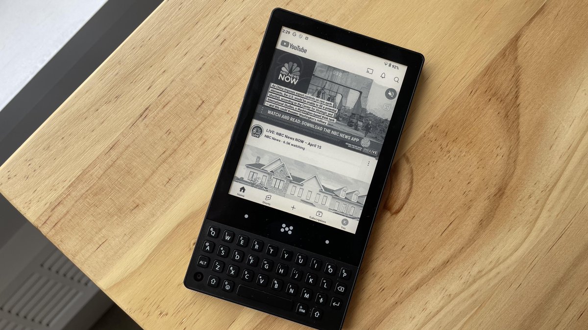TechVerdict_'s tweet image. Choosing an e-paper Android like the $399 Minimal can be a surprisingly smooth transition from an iPhone. It excels with a customizable display & G-Play access, though improvements in camera & battery life are needed. #EPaperPhone #AndroidSwitch