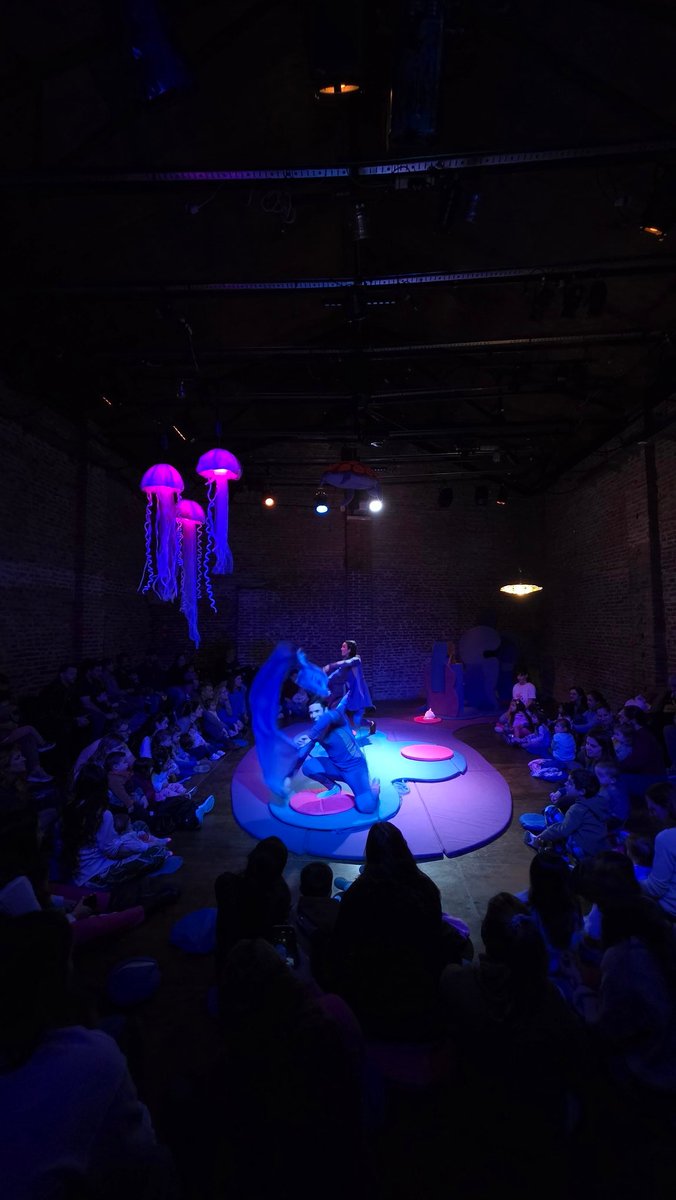 Esto de ser jurado de los <a href="/PremiosHugo/">Premios Hugo</a> me llevó a ver OTA... teatro para bebés. Naaaaa na na increíble. Si tienen pibes de 0 a 3 años andá, y sino también sol@. Una experiencia increíble!!!!