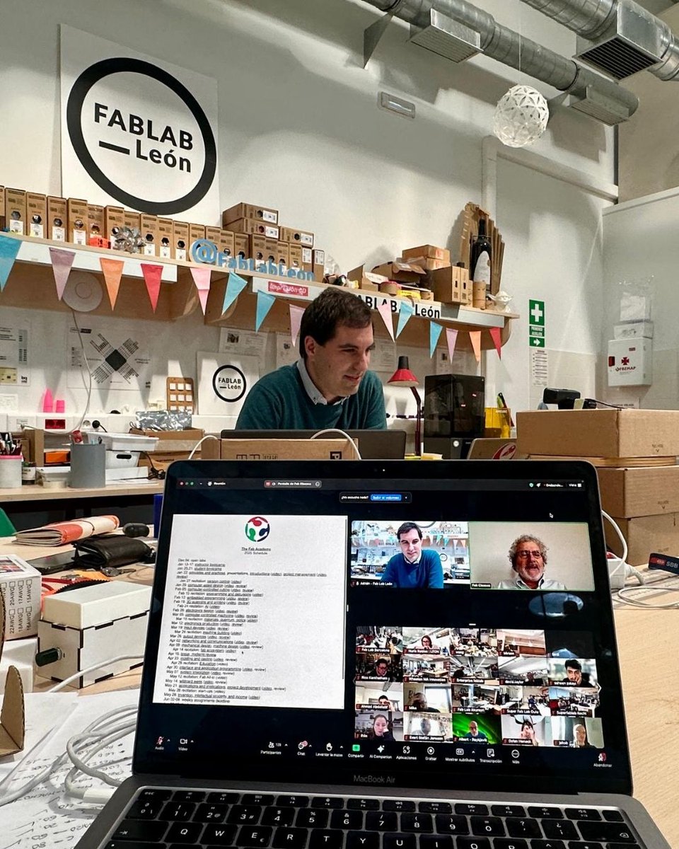 👏 ¡Orgullosos de Adrián, que dio clase en el #FabAcademy sustituyendo a Neil Gershenfeld en la semana de Molding and Casting!
🌍 ¡Un gran paso como formador en la red global de fabricación digital!
📩 ¿Te gustaría sumarte en 2026?
🔗 Pre-registro: fabfoundation.us19.list-manage.com/subscribe?u=70…