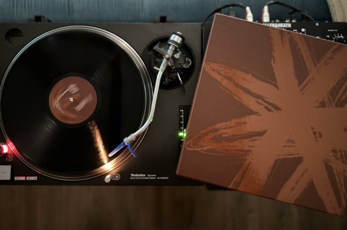todosofficial's tweet image. #nowplaying @orbitalband ‘Brown’ album boxset. What a gorgeous re-release 🧡