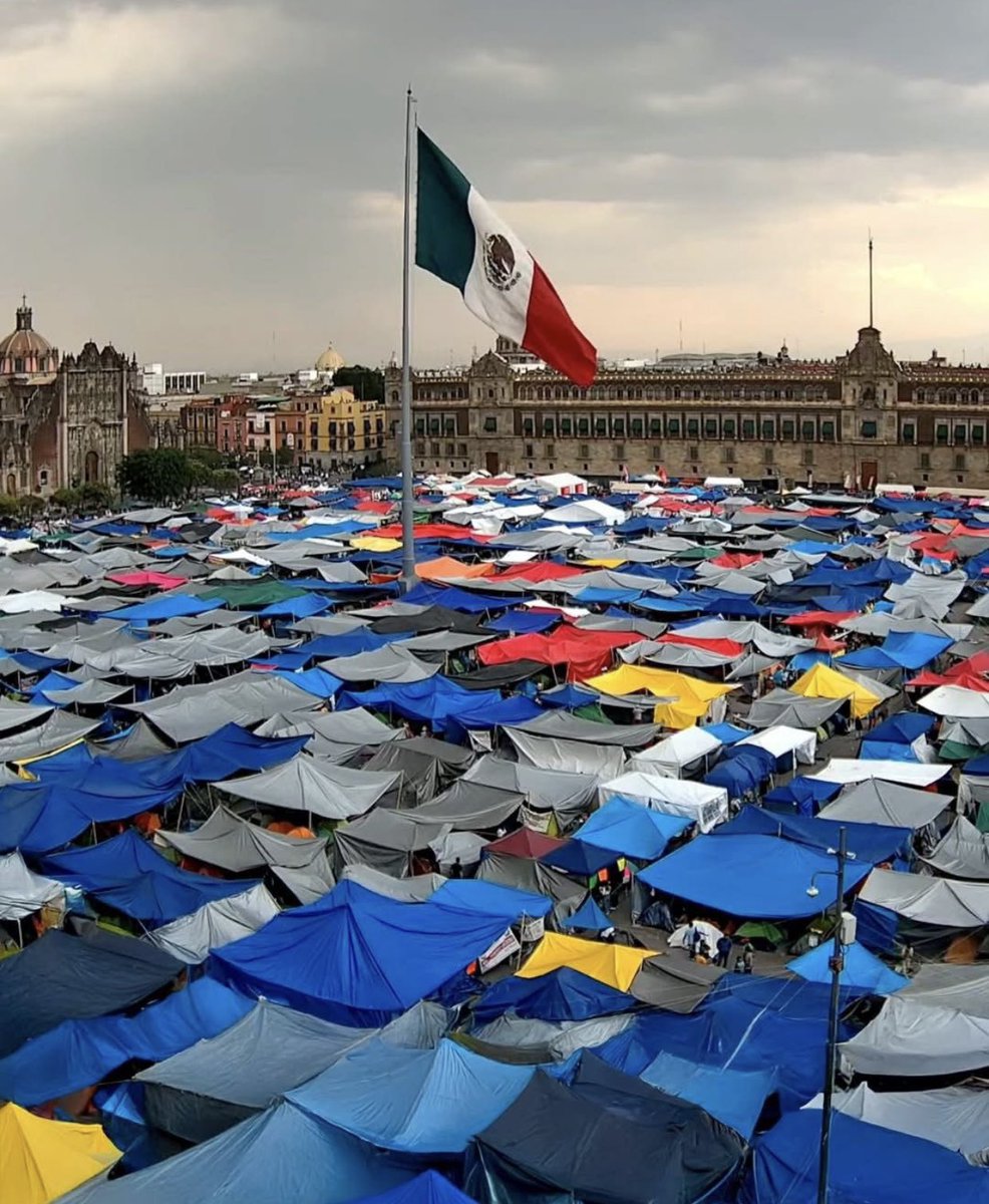 PelonGomis's tweet photo. ¡Para el glamping sí dejan la bandera!

Dicen los de la CNTE que les urge un aumento y que además les valen madres los niños que no están yendo a clases porque muy pronto pasarán a ser jóvenes construyendo el futuro y ganarán casi lo mismo que ganan ellos por acampar en el Zócalo y provocar desmadres en la ciudad.