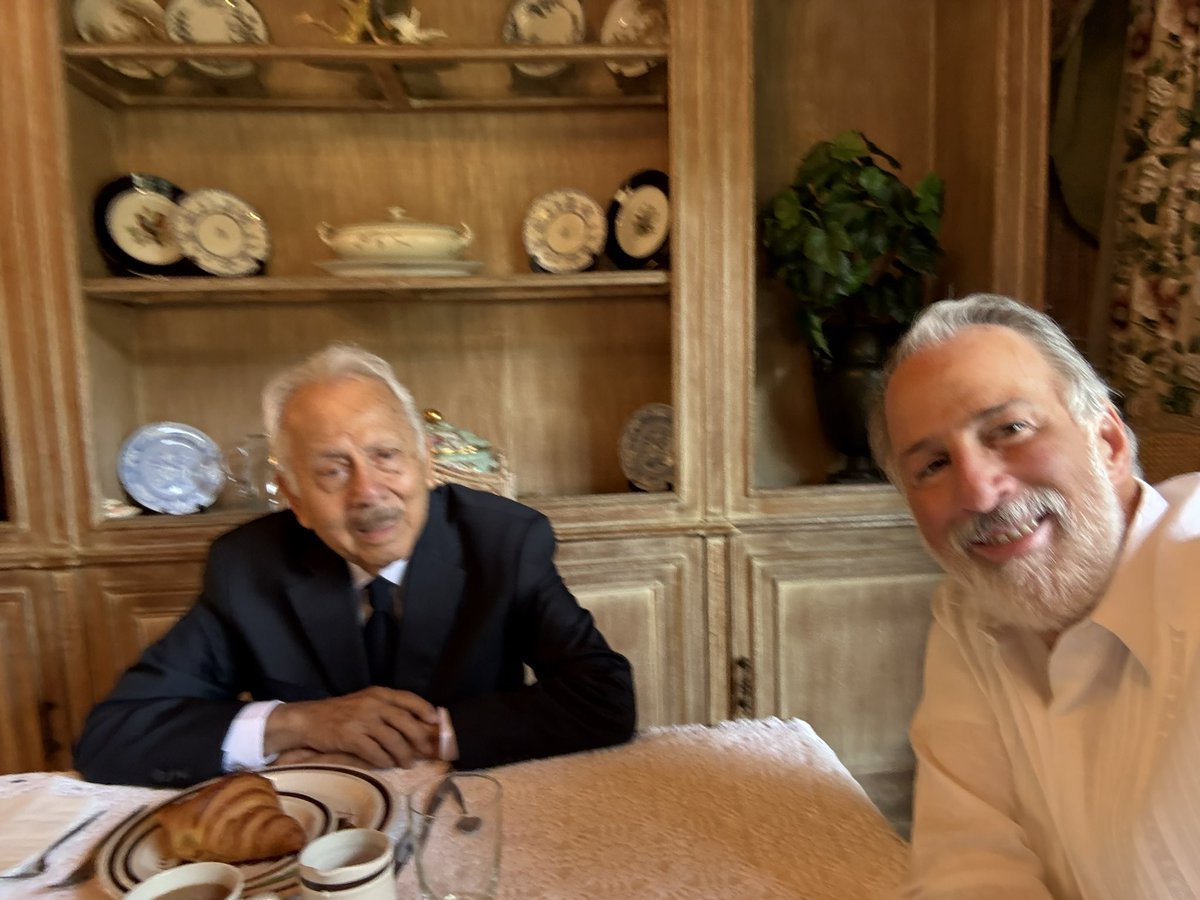 JoseAMeadeK's tweet image. Que gusto saludar a Augusto Gómez Villanueva, testigo y protagonista de tantas etapas del país.
Nuestra historia reciente, que él ayudó a escribir, merece ser estudiada con atención para entender dónde estamos, hacia dónde vamos y cómo desde nuestras trincheras ayudamos.