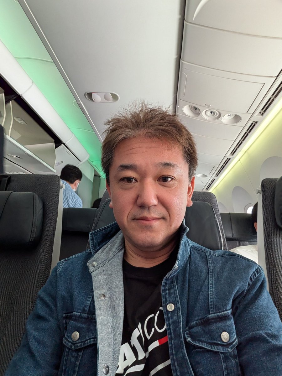 yoshirin100's tweet photo. 羽田空港での生配信をゲリラライブで終え、コレから博多での街頭演説＆講演会にGo✈️‼️
#日本誠真会は嘘をつかない  #政策より誠実  #税は財源じゃない  #日本誠真会 #吉野敏明 #よしりん https://t.co/fIvO4YlnsC