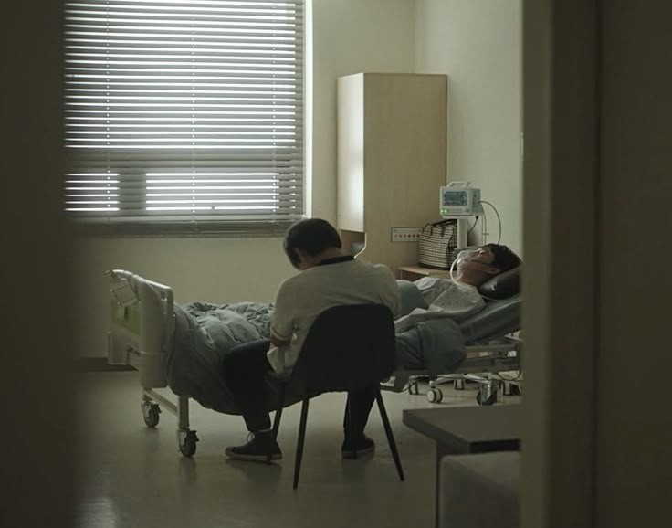 oceanxsun's tweet photo. #shse Au where Suho wakes up after six months in a coma… but Sieun, the boy who once meant everything to him, is now a stranger. https://t.co/bqBlVAn54P